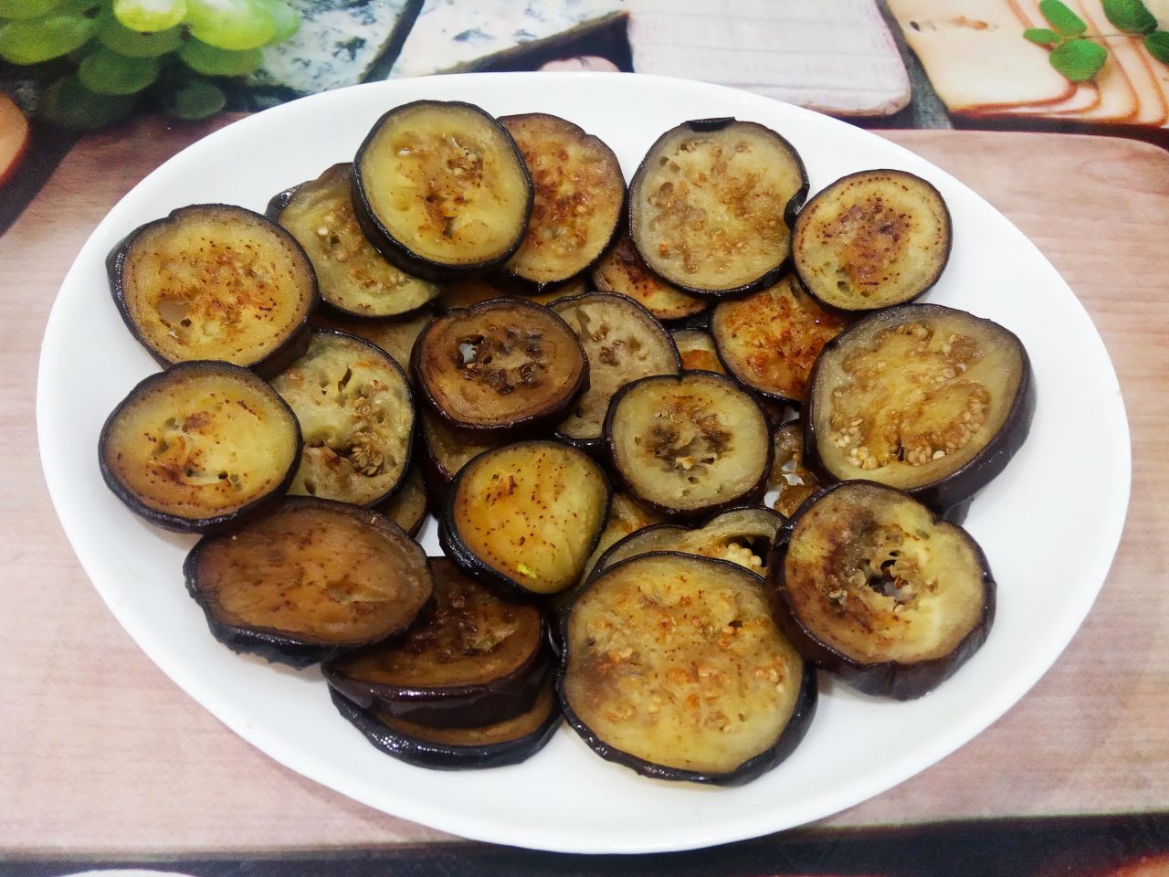 Салат из баклажанов, с помидорами и сыром: Обжаренные баклажаны выкладываем на плоскую тарелку или блюдо для салата.