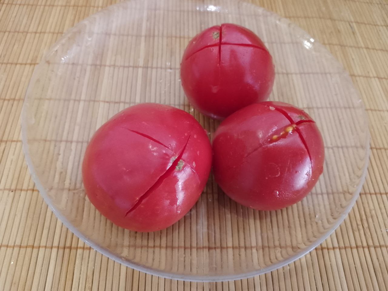 Тушеная спаржевая фасоль с овощами и куриным мясом: Помидоры промываем, сверху разрезаем кожицу, как на фотографии, чтобы удобнее очистить кожицу.