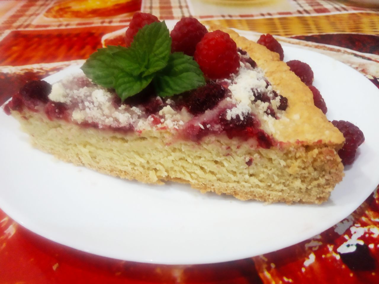 Песочный пирог с начинкой из свежих ягод малины и штрейзельной крошки