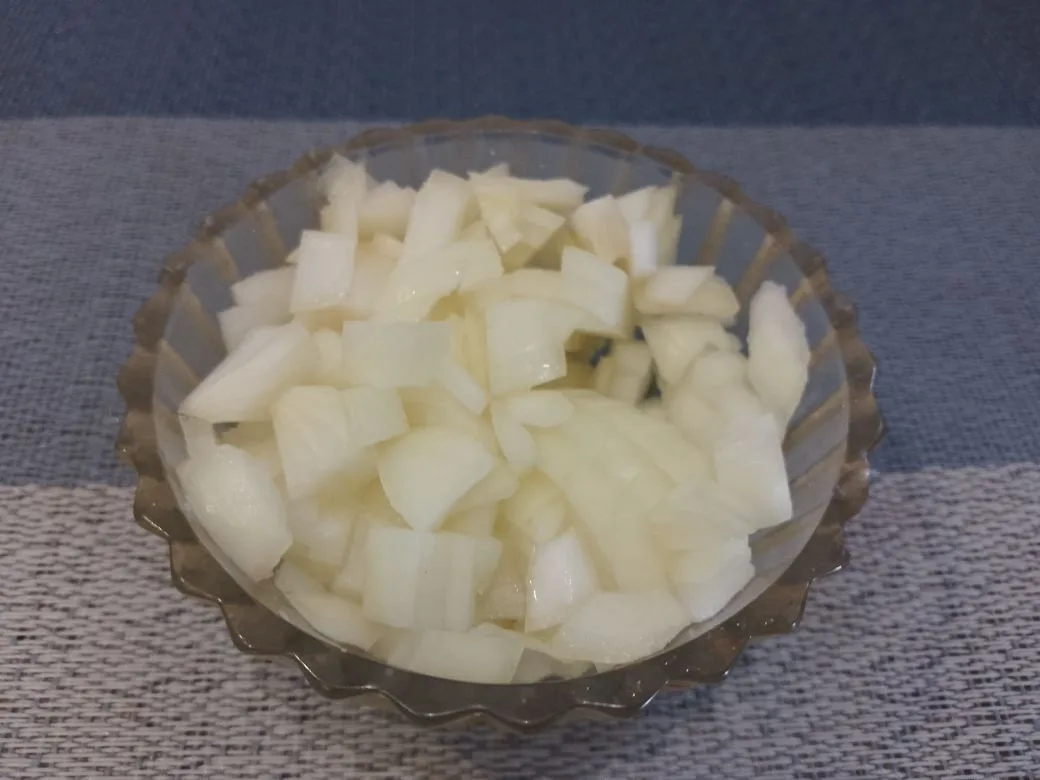 Котлеты из картофельного пюре и фарша, в яичном кляре: Лук очищаем, промываем водой и измельчаем.