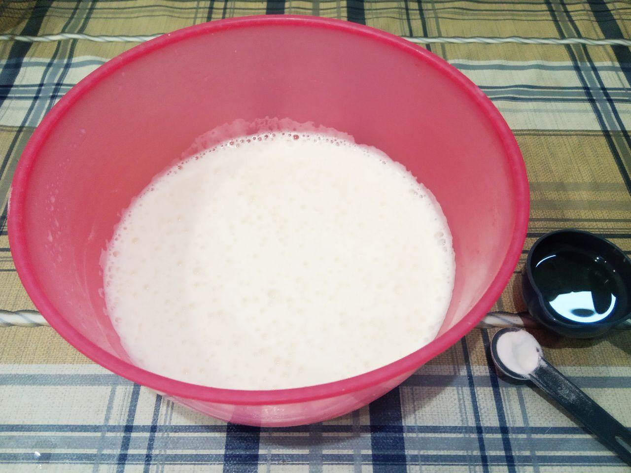 Панкейки с ягодами, вкусно и просто: Муку смешиваем с содой и перемешиваем. Просеиваем муку через сито, добавляем в смесь и размешиваем. Соду