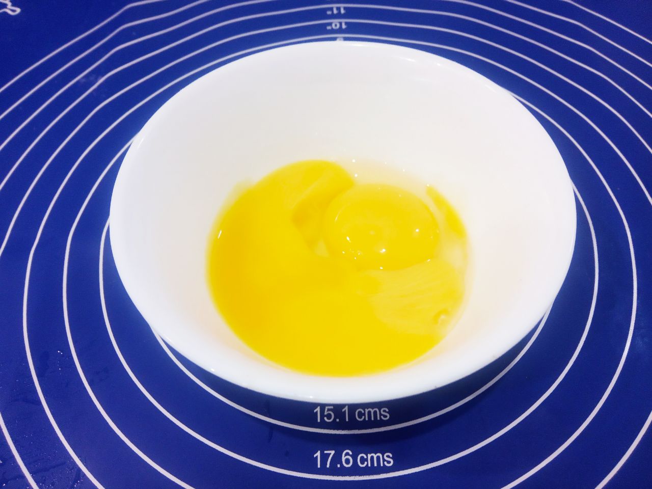 Домашнее печенье с добавлением творога, рассыпчатое и вкусное: Яйца разделяем на желтки и белки в разные емкости.