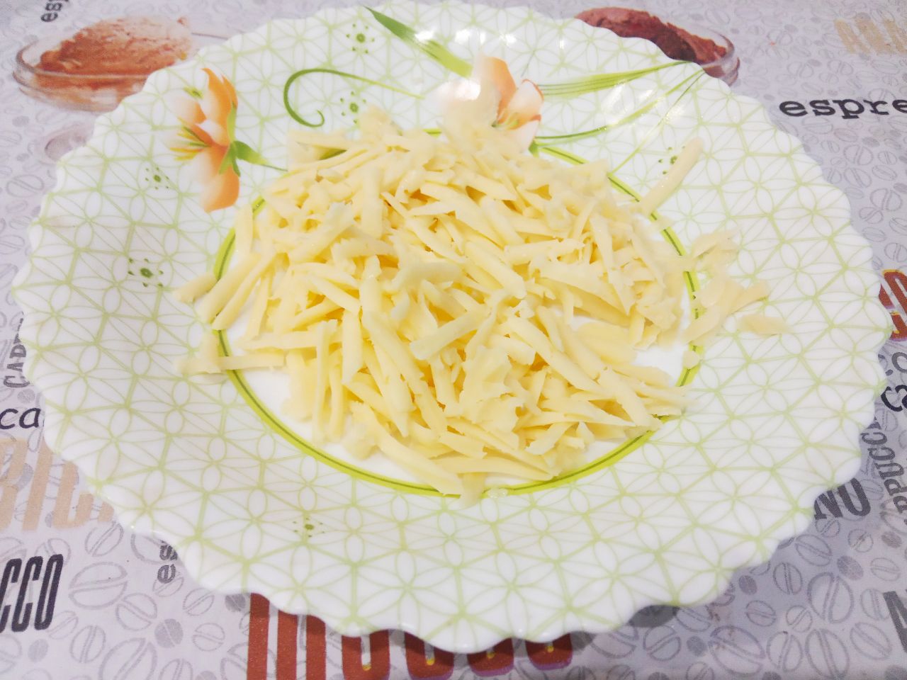 Простой рецепт макаронных изделий с мясом, сыром и луком, вкусно и аппетитно: Тертый сыр натираем на крупной терке и добавляем в макароны с мясом и луком, перемешиваем.