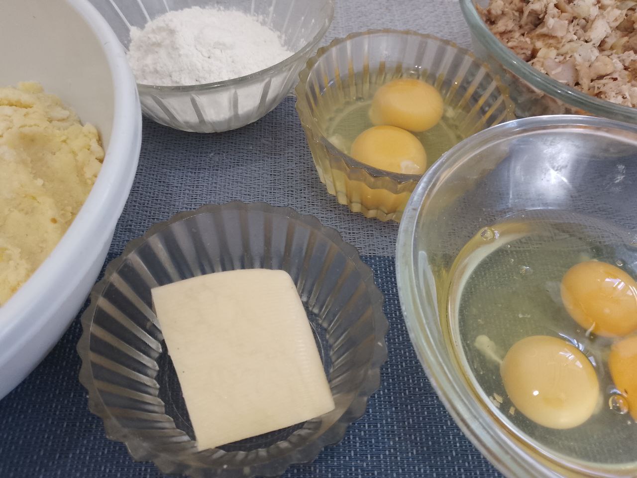 Картофельные котлеты с сыром, мясом, в яичном кляре