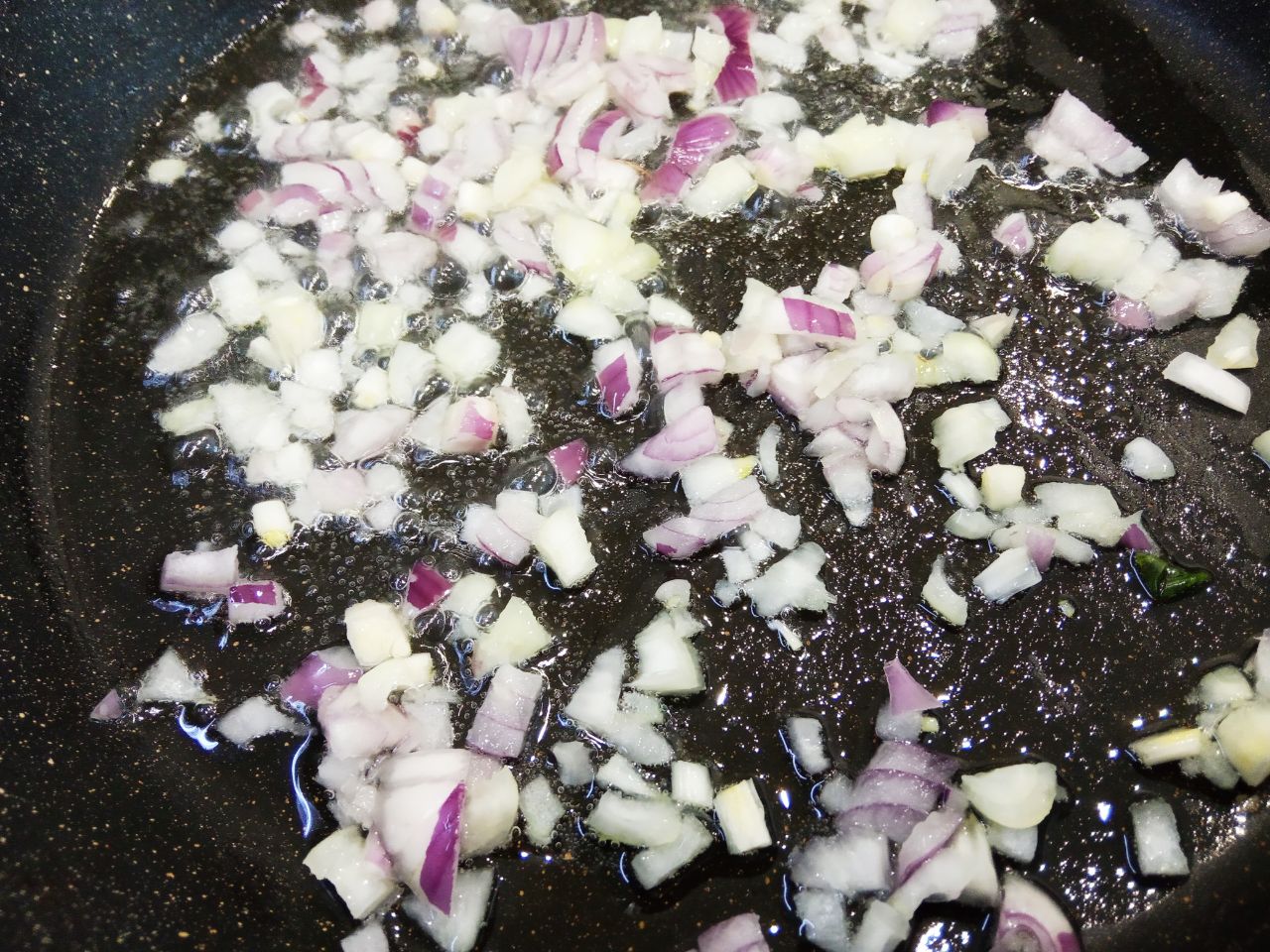 Тушеная чечевица со свининой и овощами, сытно и вкусно: Разогреваем сковороду с растительным маслом и обжариваем лук.