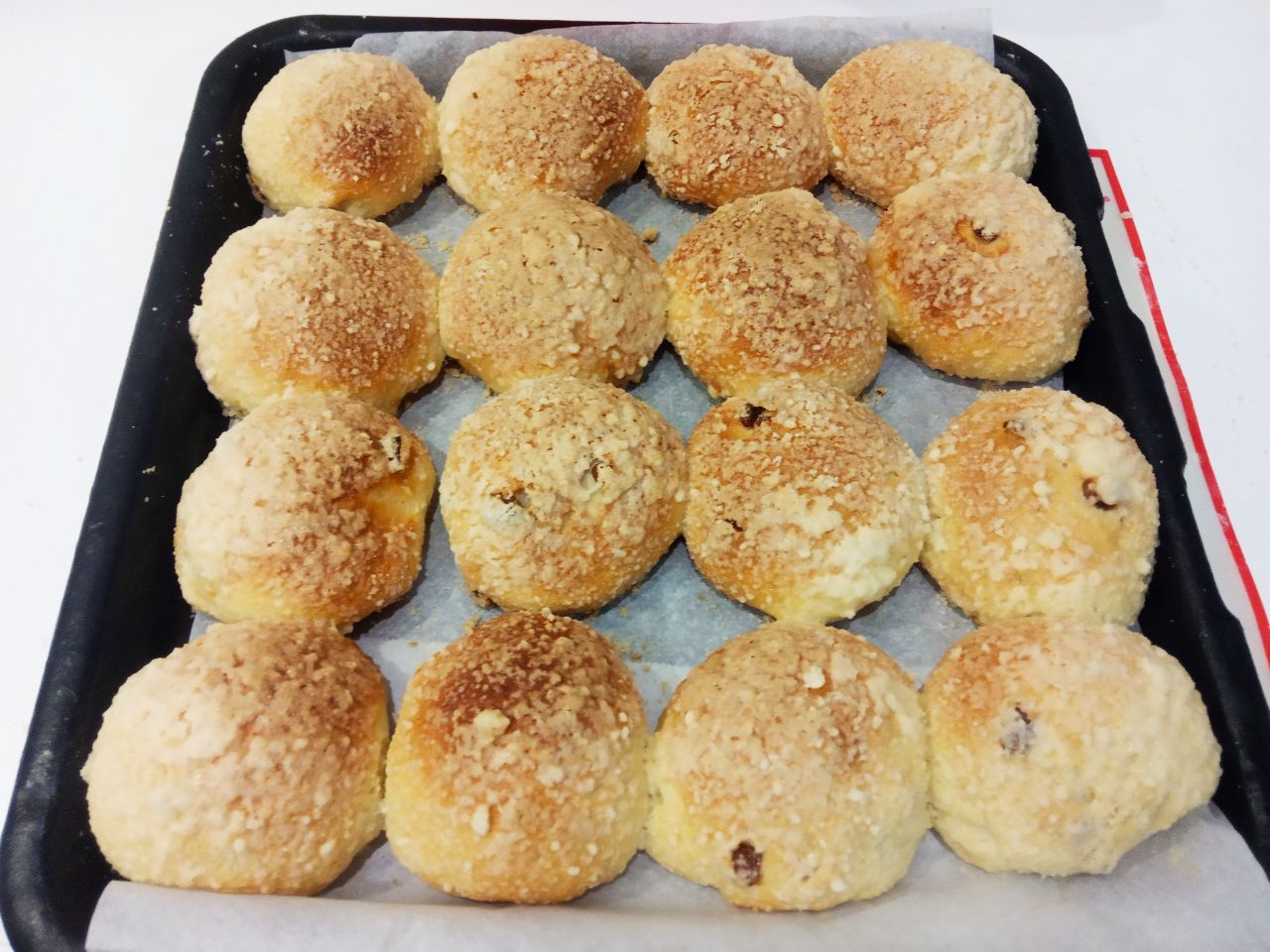 Булочки с изюмом в мучной крошке, воздушные и вкусные: Духовку разогреваем до 180 С, ставим булочки для выпекания. Булочки выпекаем до золотистого цвета около 25-30