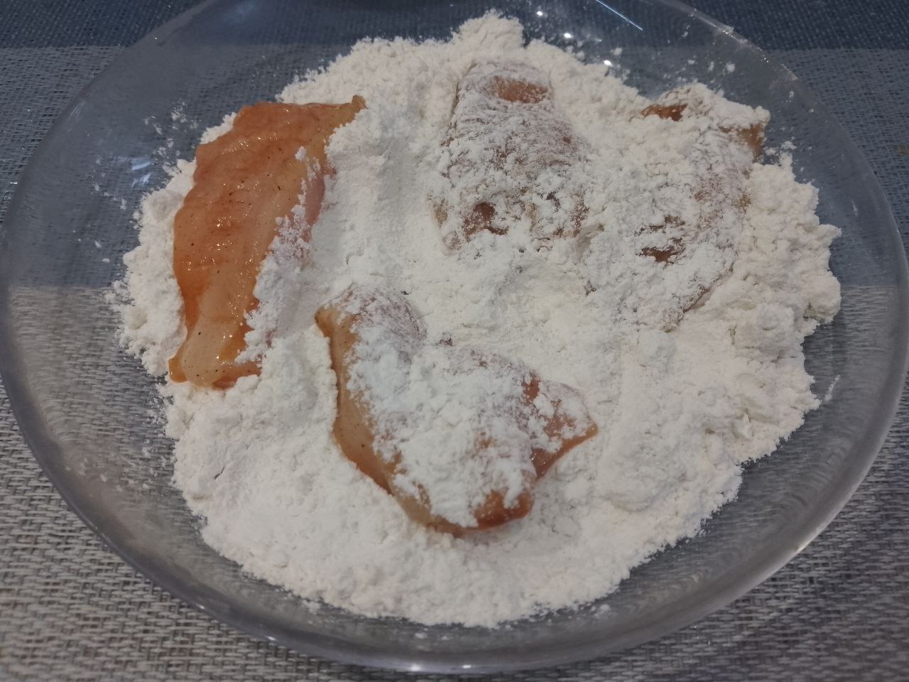 Куриное филе полосками, жареное на сковороде: Полоски обваливаем в муке.