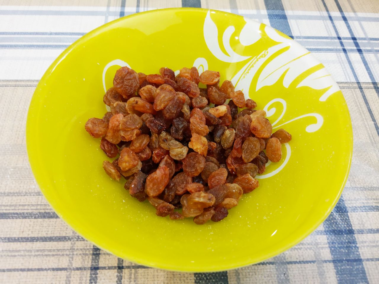Булочки с изюмом в шоколадной глазури: Изюм хорошо промываем горячей водой, просушиваем. Добавляем изюм в тесто и хорошо перемешиваем.