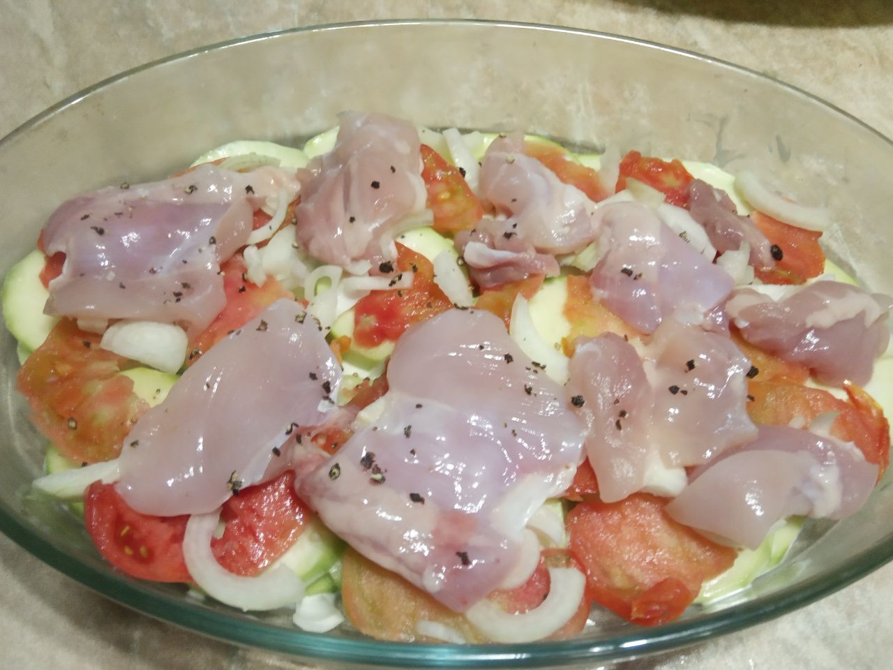 Запеканка из кабачков, куриного филе и овощей: Выкладываем полоски куриного филе и смазываем майонезом.