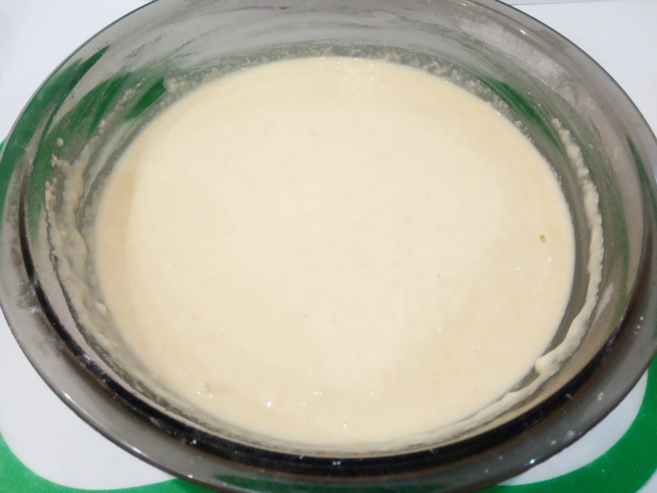 Манный пирог на кефире, просто и вкусно: Муку просеиваем через сито и добавляем в смесь, размешиваем.