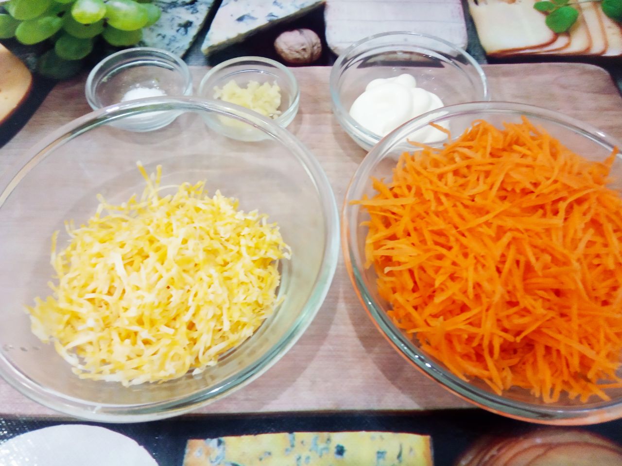 Простой рецепт салата из моркови, сыра и чеснока