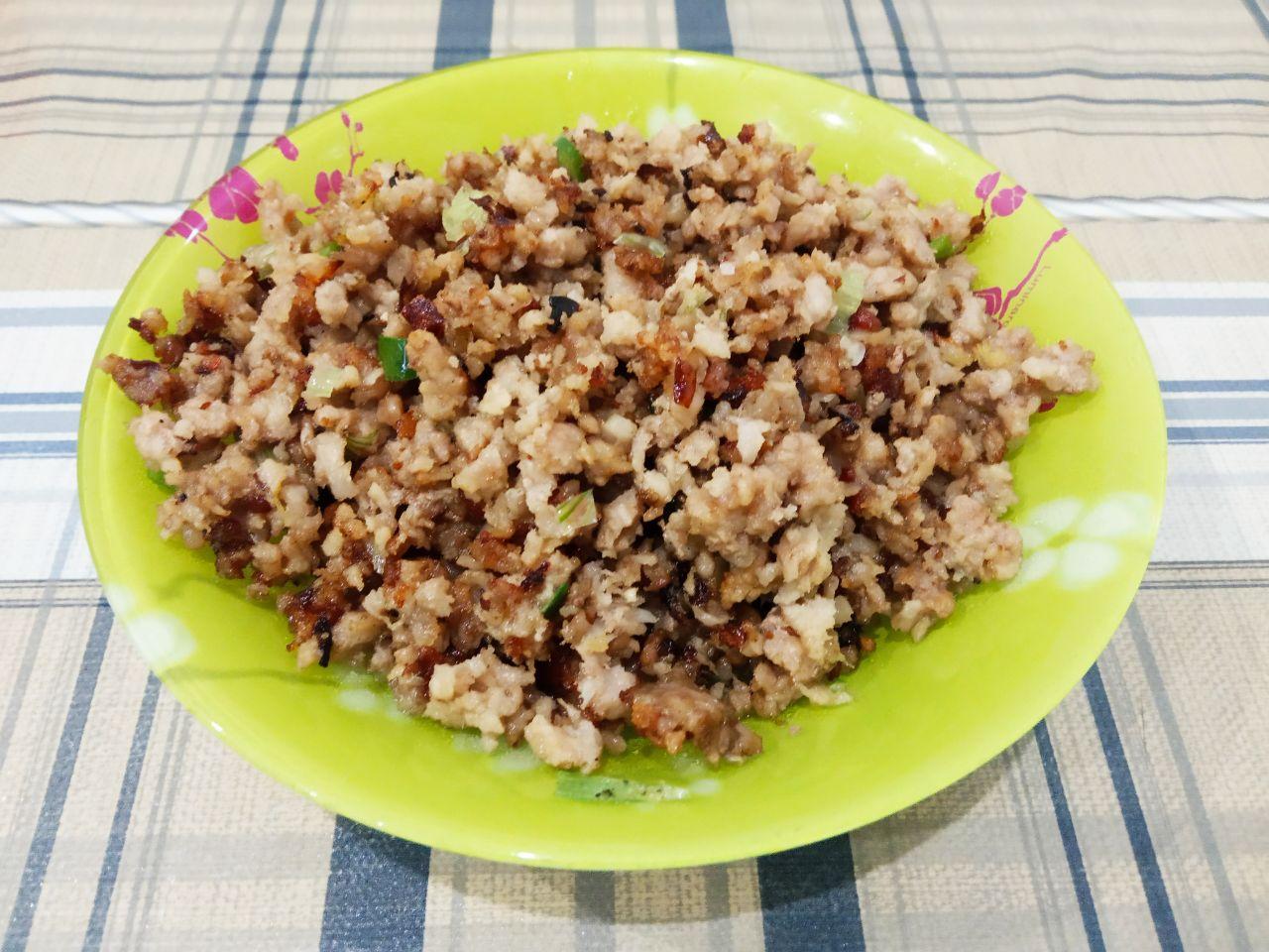 Картофельные зразы или пирожки с мясной начинкой: Обжариваем на растительном или сливочном масле фарш с луком, на медленном огне до готовности.