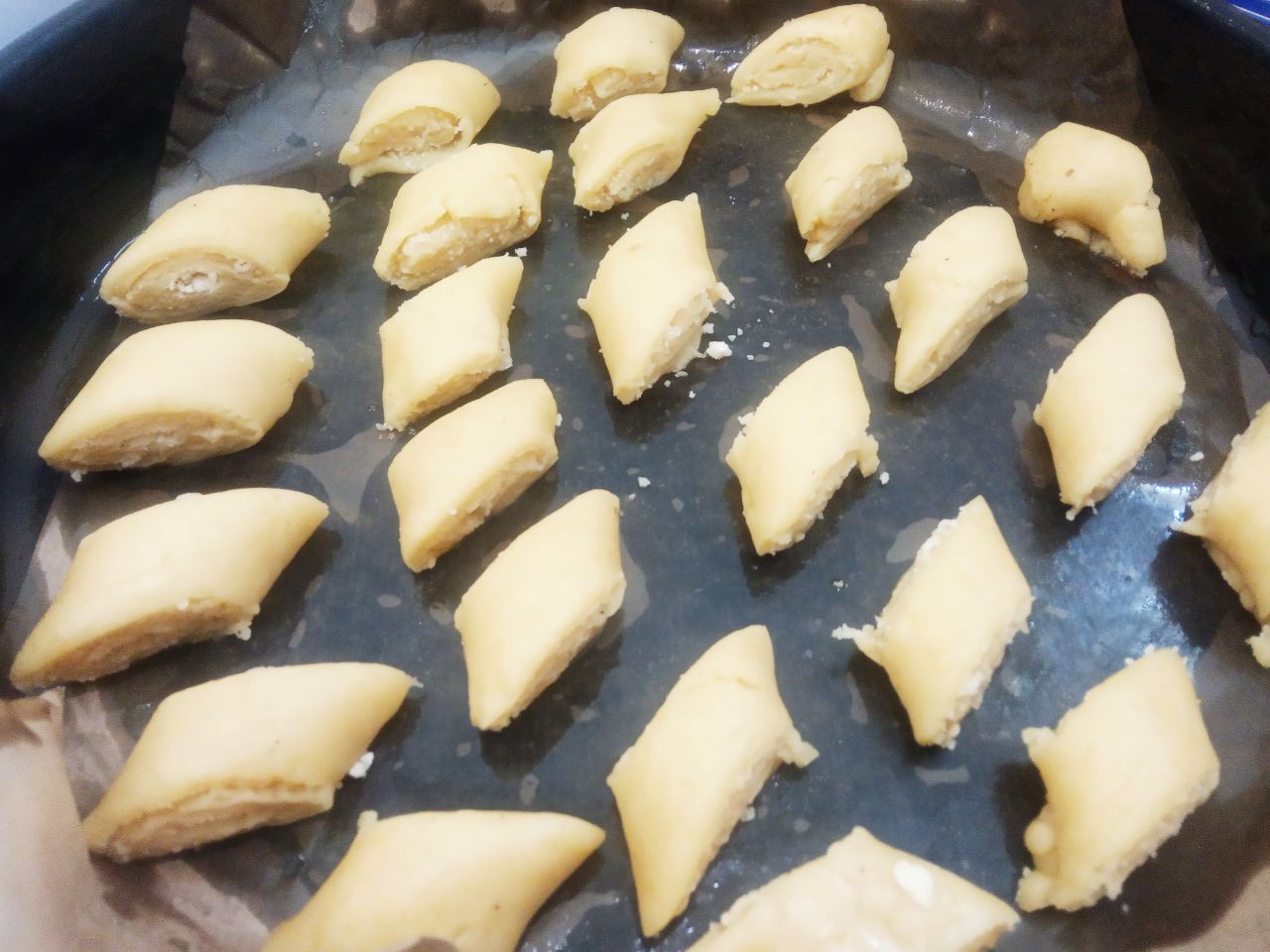 Печенье с корицей и мучной крошкой, песочное и рассыпчатое: Полоски укладываем на противень, застланный пергаментом, сверху посыпаем мучной крошкой.