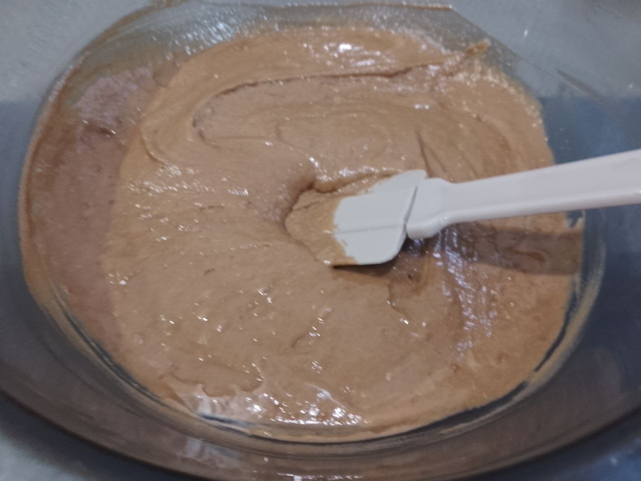 Вафли мягкие шоколадные, с ягодами и прослойкой из вареного сгущенного молока: Какао и муку просеиваем через сито и добавляем в смесь, размешиваем. Тесто должно получиться консистенции