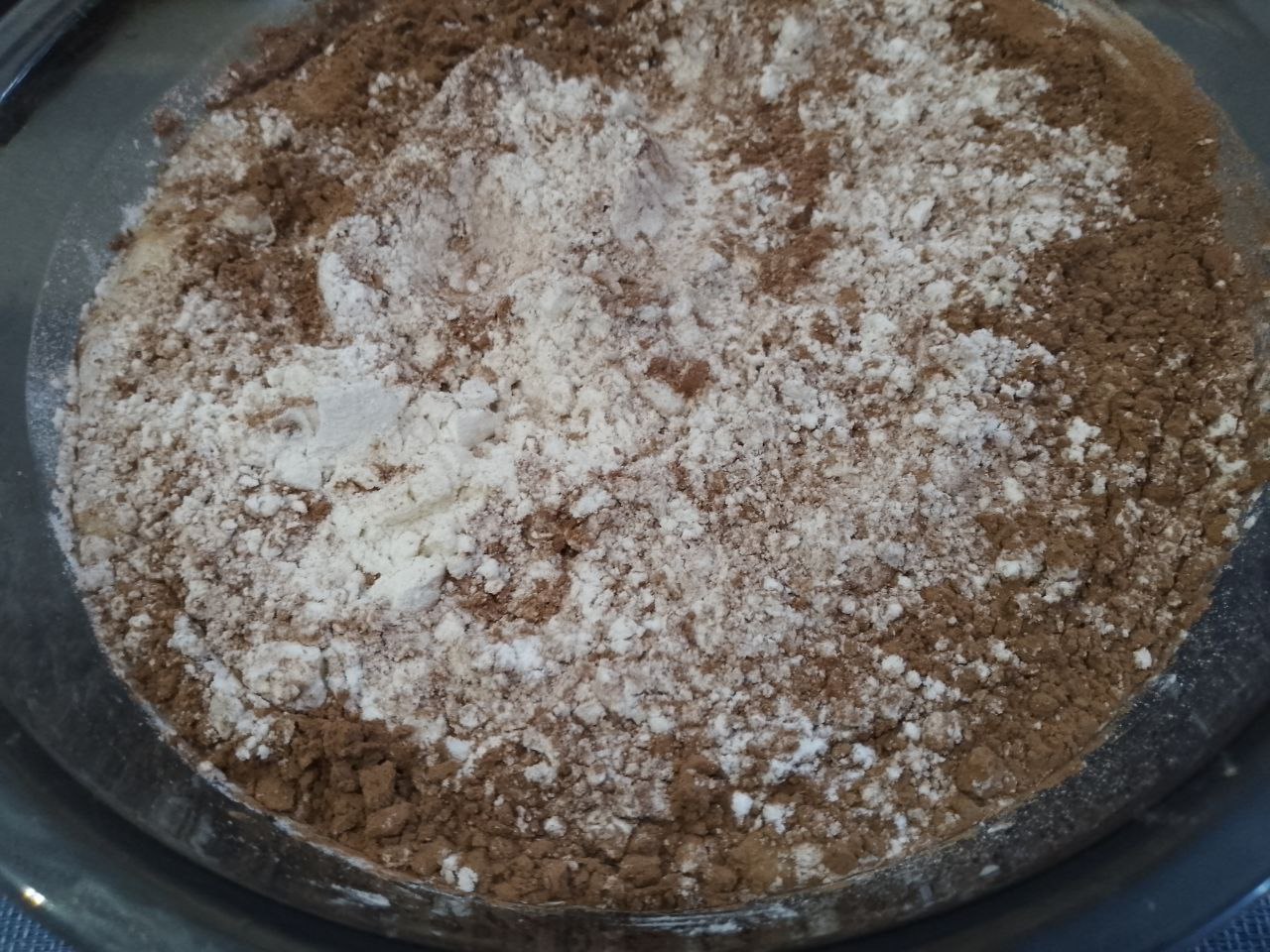 Шоколадный пирог на молоке с клубникой, покрытый шоколадной глазурью: Муку смешиваем с разрыхлителем для теста и просеиваем через сито вместе с какао, добавляем в яичную смесь,