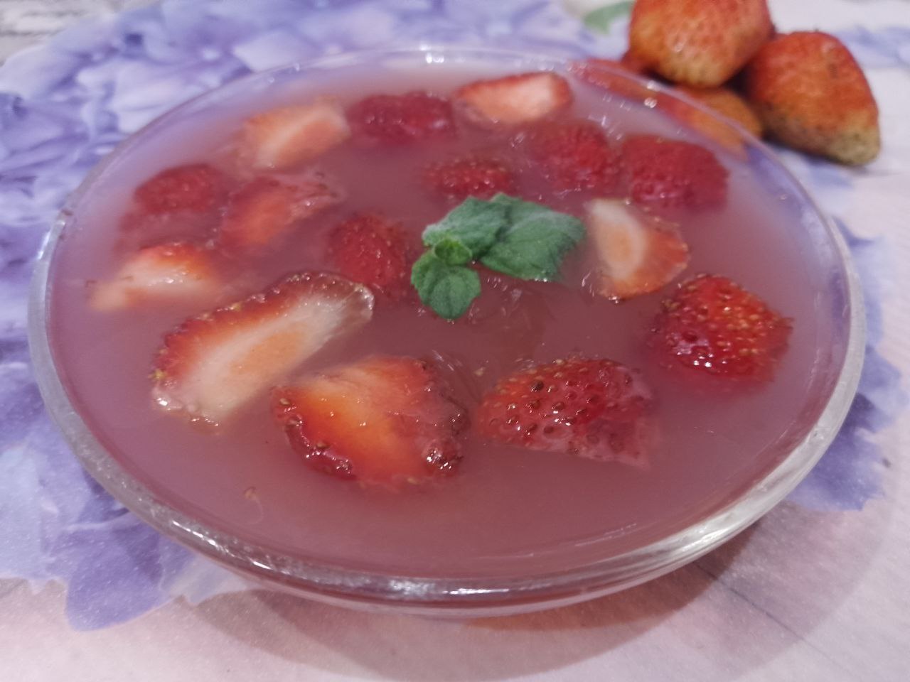 Желе из ягодного пюре и ягод клубники: Когда желе не будет теплым, ставим на несколько часов в холодильник или на ночь.