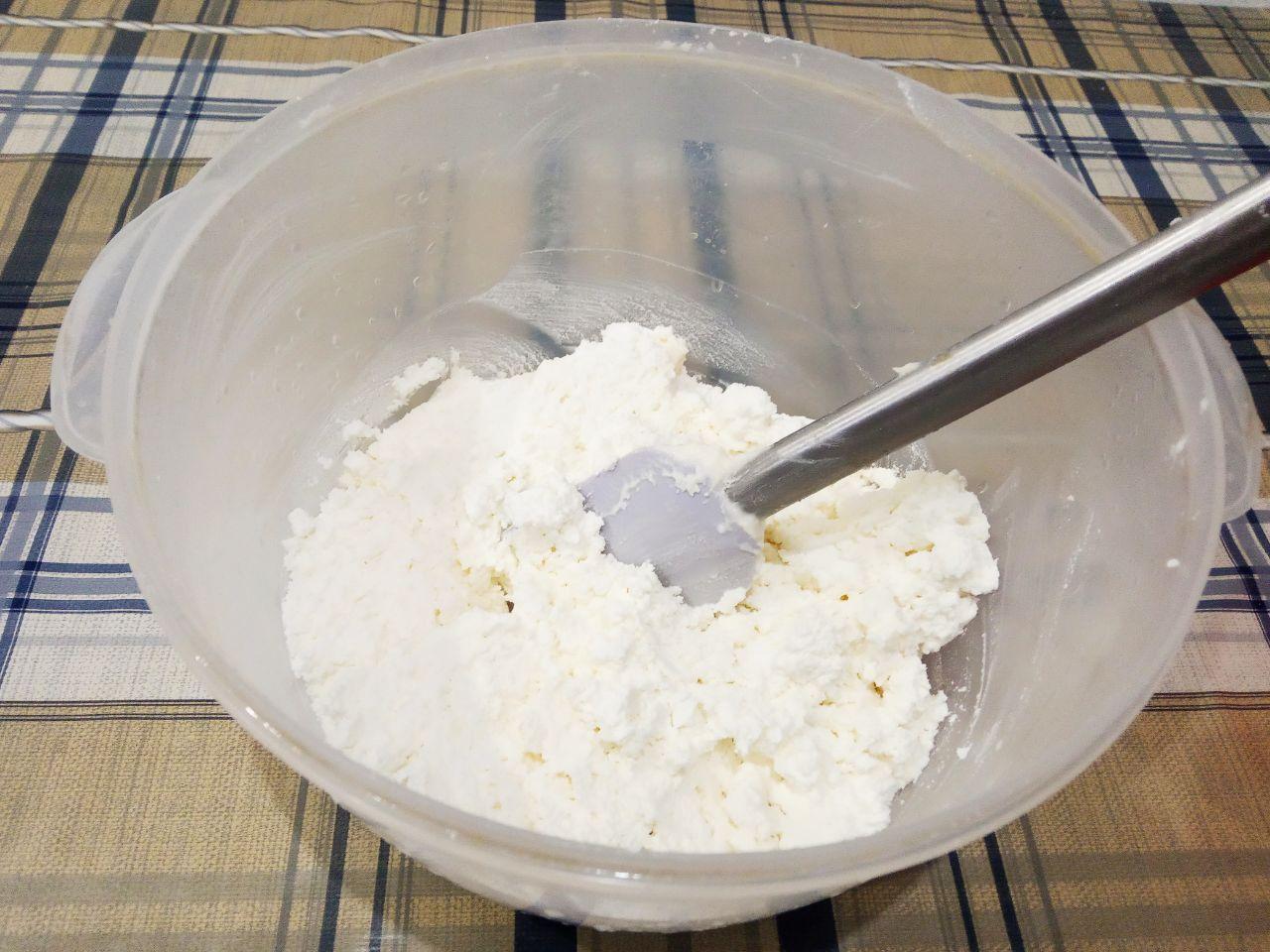 Шоколадная творожная пасха с изюмом и цукатами: Творог протираем через сито, выкладываем в кастрюлю с толстым дном.