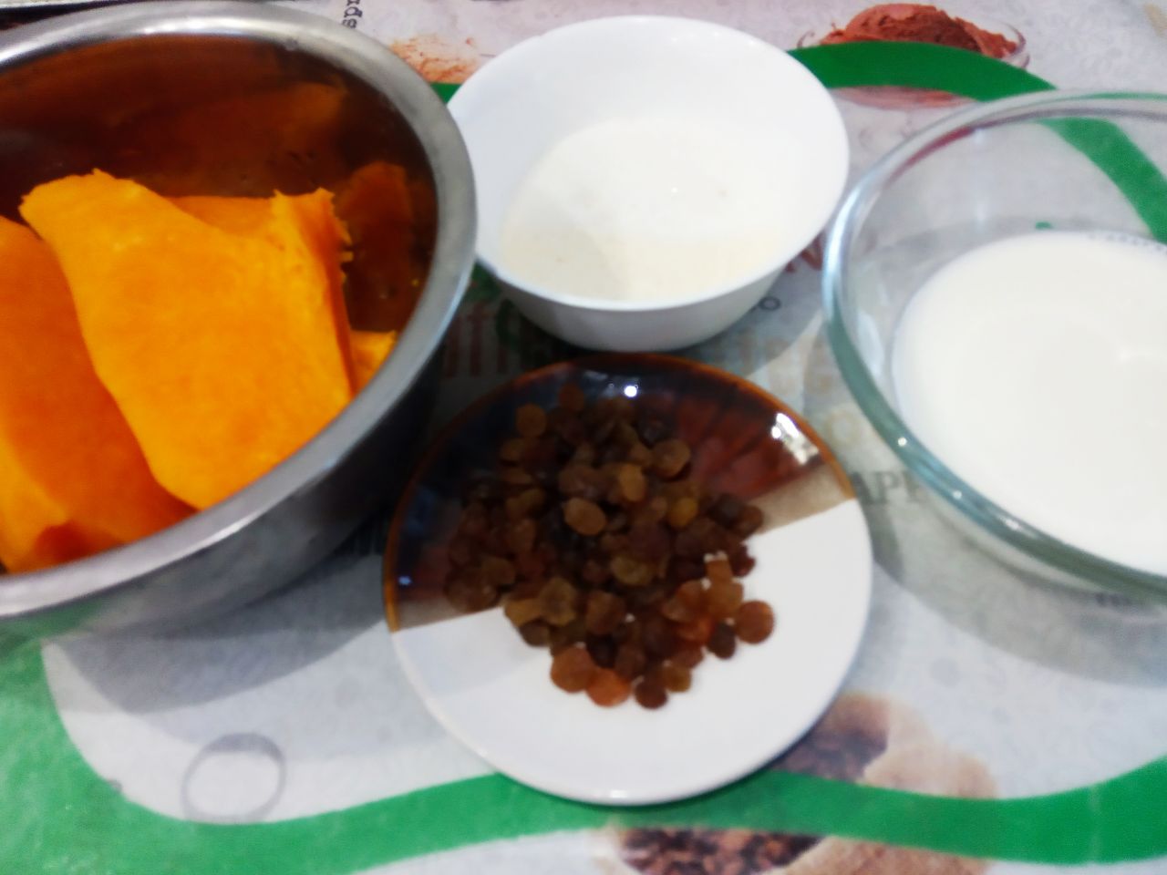 Простой рецепт тыквенной каши с манной крупой и изюмом