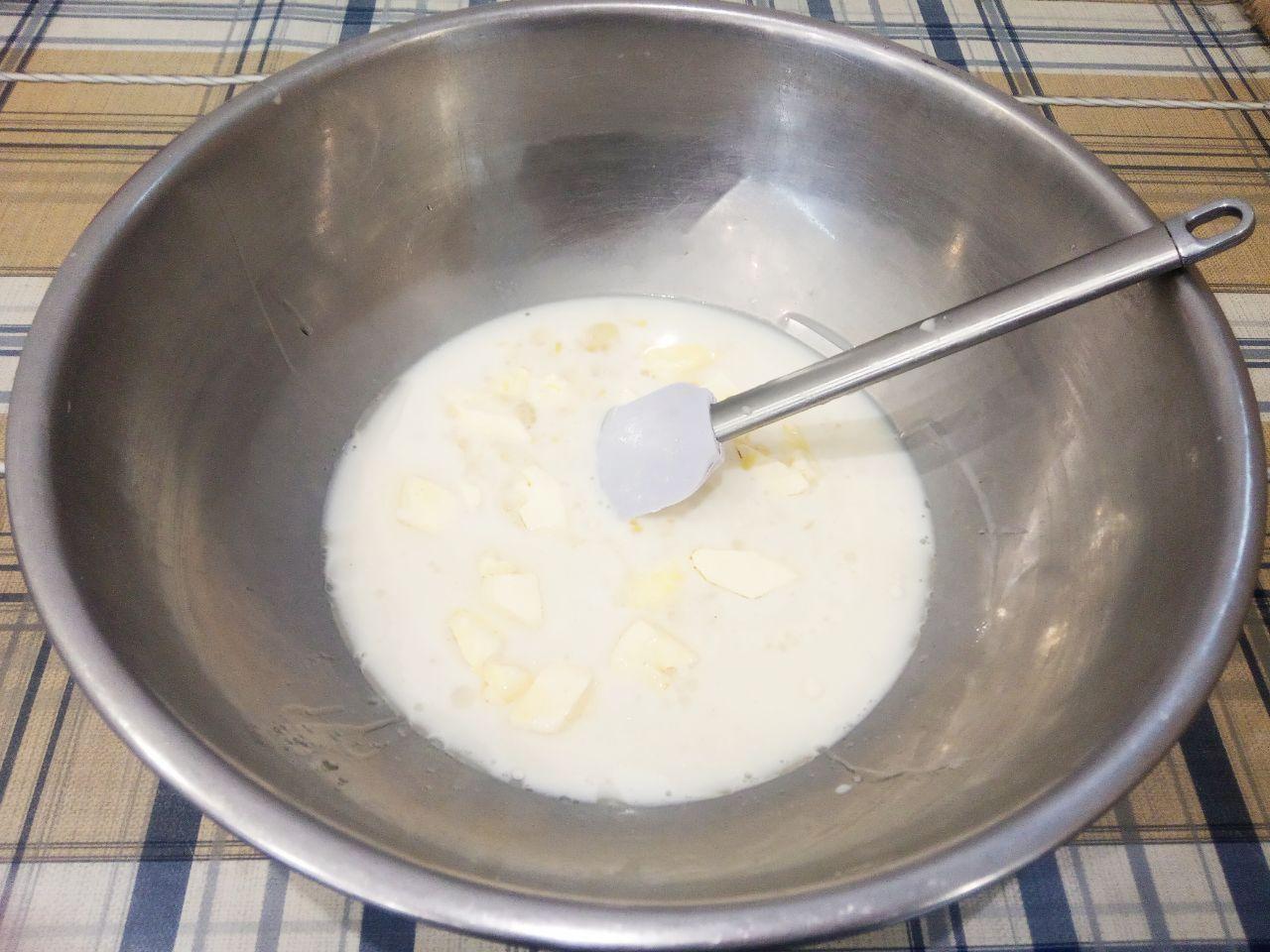 Пицца домашняя, просто, быстро и вкусно: Кладем измельченное сливочное масло, размешиваем.