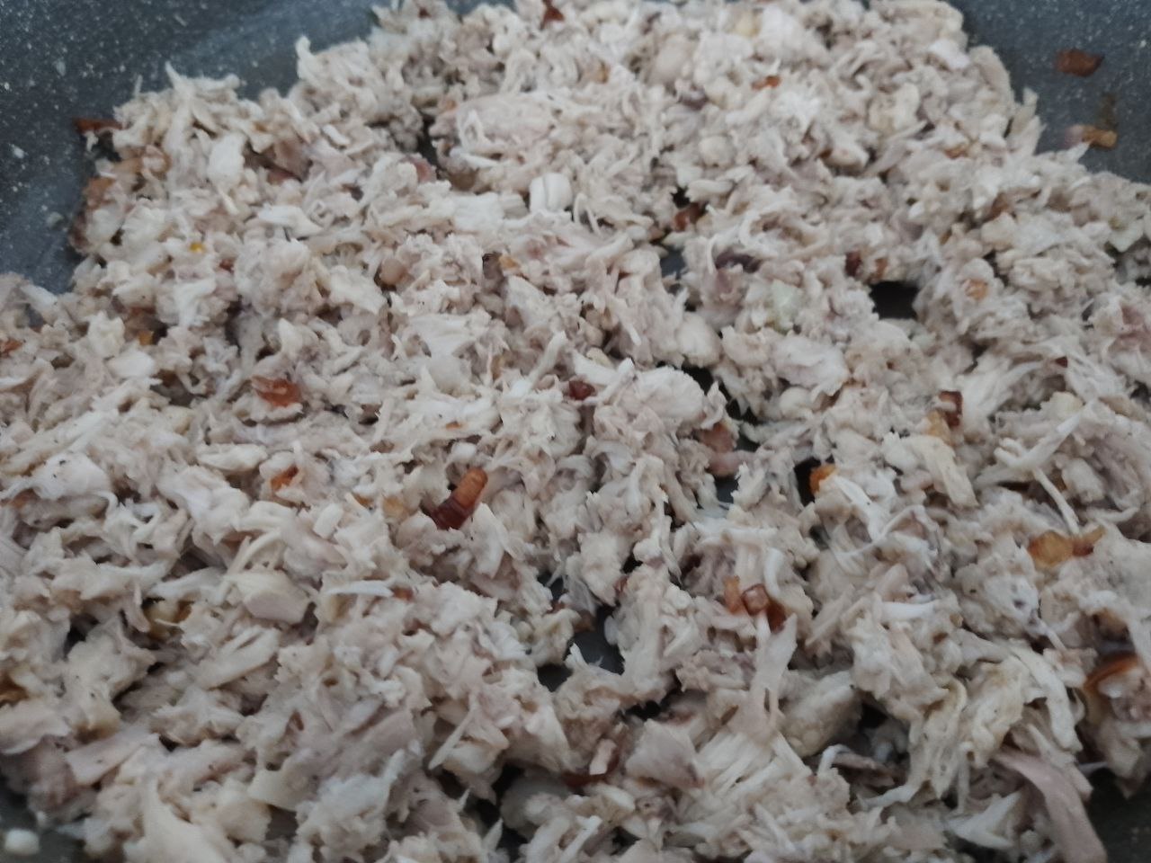 Вареники с куриным мясом и жареным луком: Обжариваем на растительном масле лук до золотистого цвета, добавляем измельченное мясо и обжариваем несколько