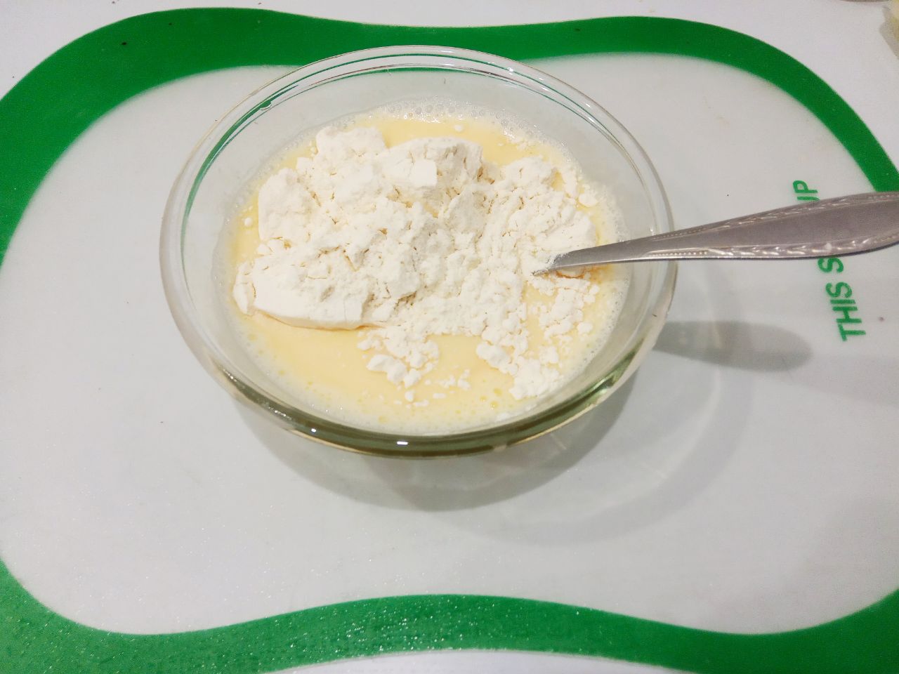 Цветная капуста в кляре, просто и вкусно: Добавляем муку, соль и перец по вкусу, размешиваем. Кляр должен быть консистенцией, как сметана.