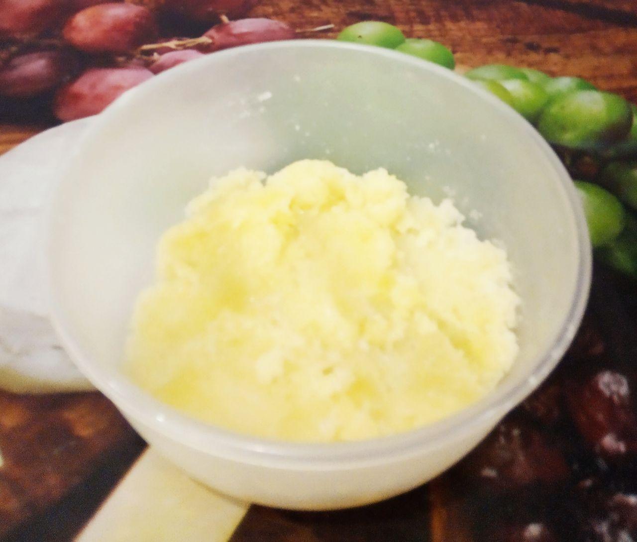 Вкусный и ароматный кофейный торт с заварным сливочным кремом: Желтки растираем с сахарной пудрой.