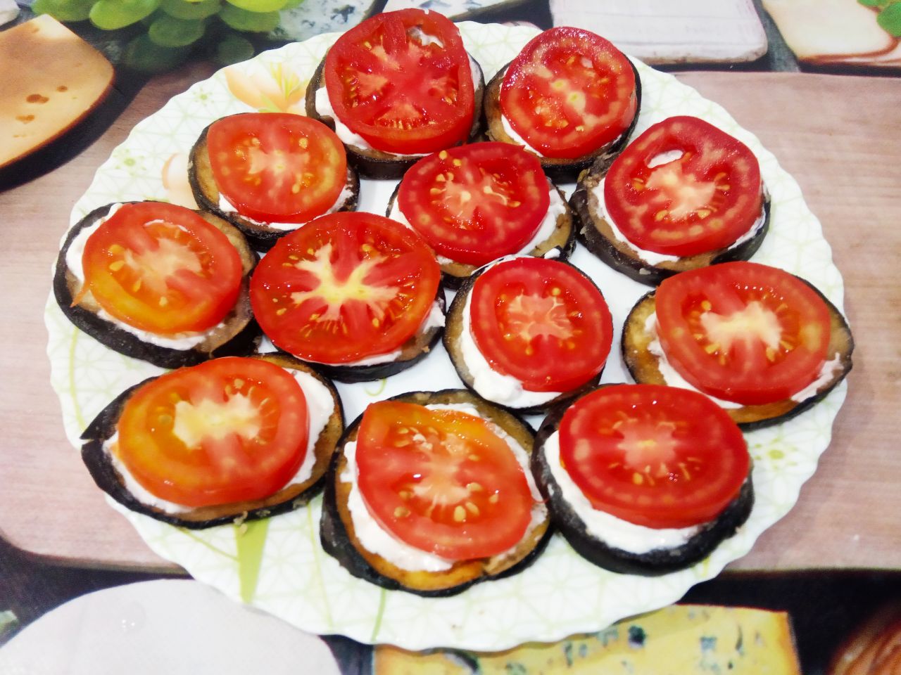 Жареные баклажаны, с помидорами и сметанным соусом: Сверху кладем кружочки помидоров.