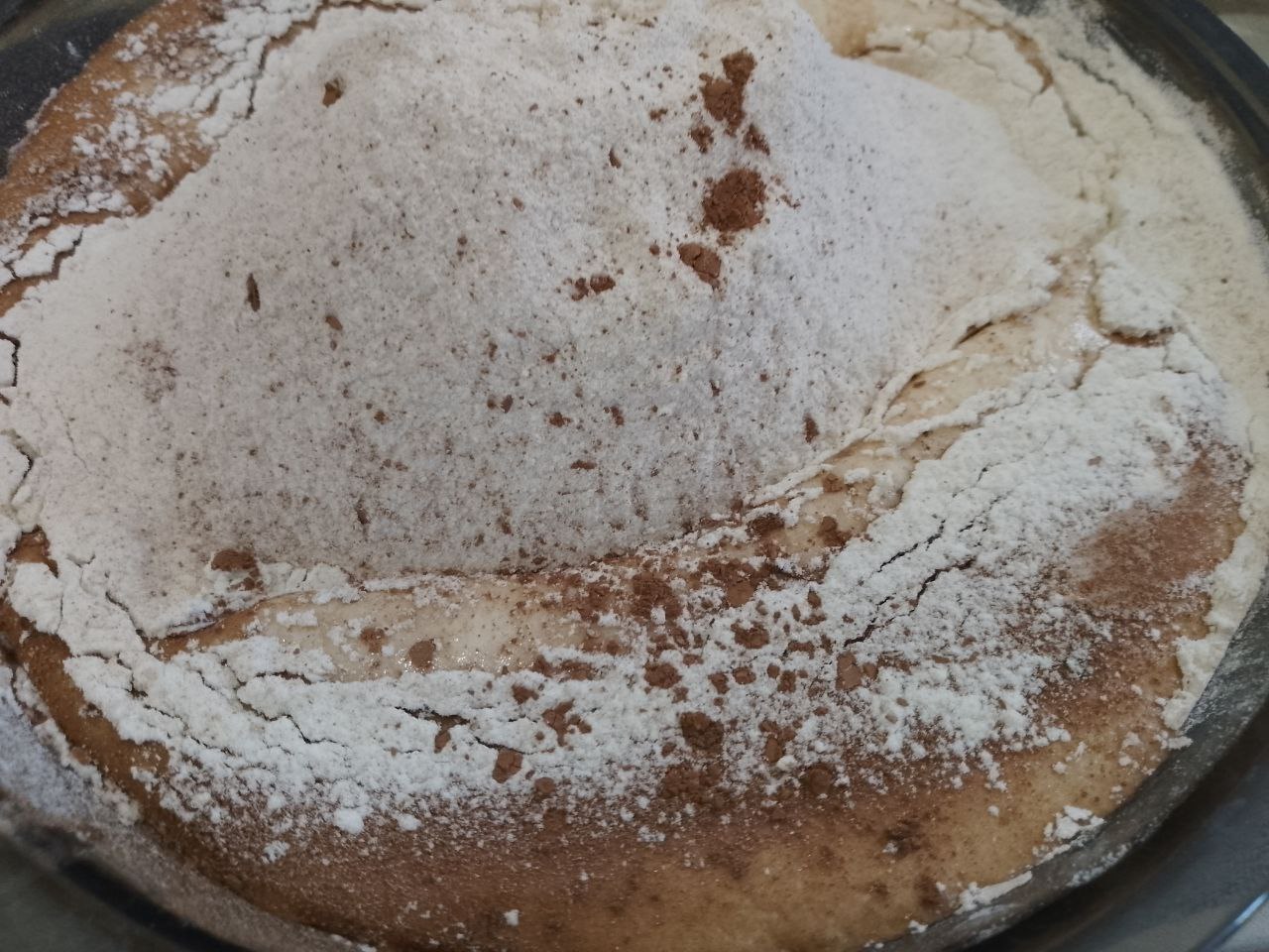 Шоколадный пирог с вареньем и яблоками: Муку смешиваем с рахрылителем для теста и какао, просеиваем через сито и добавляем в тесто, размешиваем.