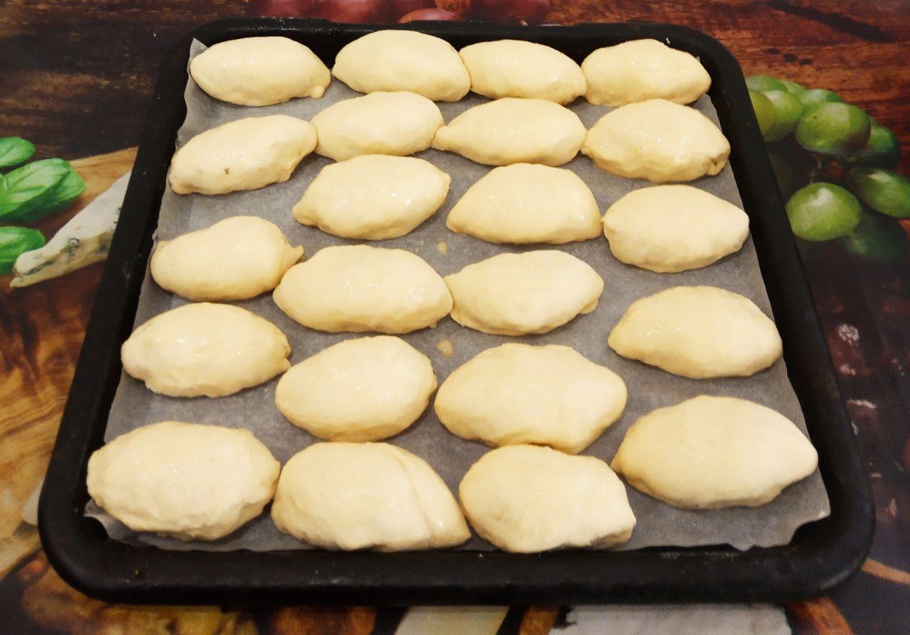 Аппетитные пирожки с мясной начинкой: Пирожки укладываем на смазанный жиром или застланный пергаментом противень.