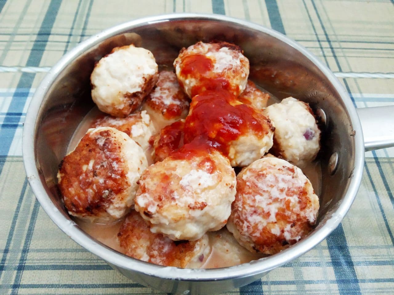 Мясные тефтели с добавлением риса, нежные и сочные: Муку разводим водой и выливаем в кастрюльку, можно муку обжарить, но я в основном не обжариваю.