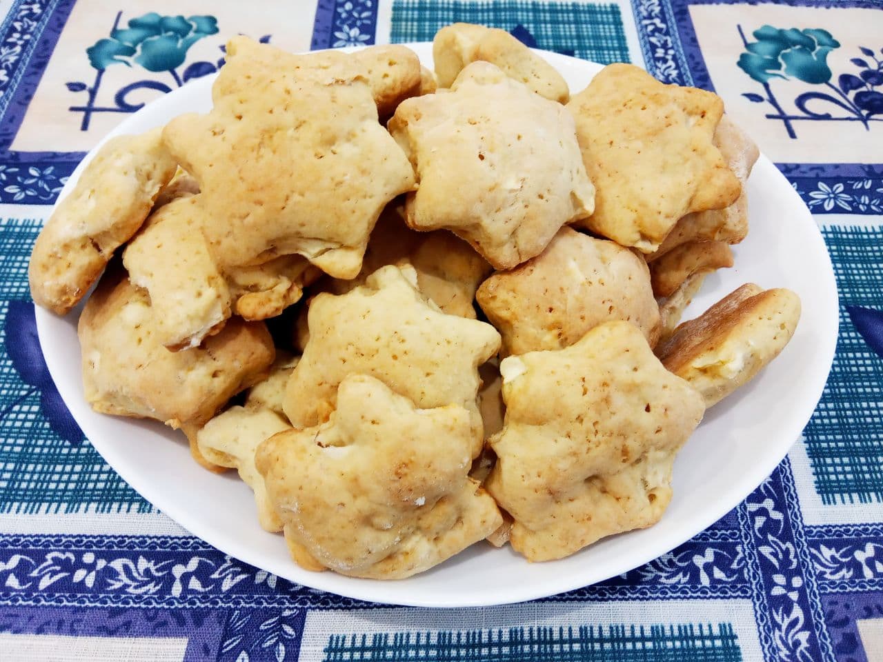 Рассыпчатое печенье с яблоками из небольшого количества ингредиентов: Испеченное печенье выкладываем на блюдо и по желанию можно посыпать сахарной пудрой.