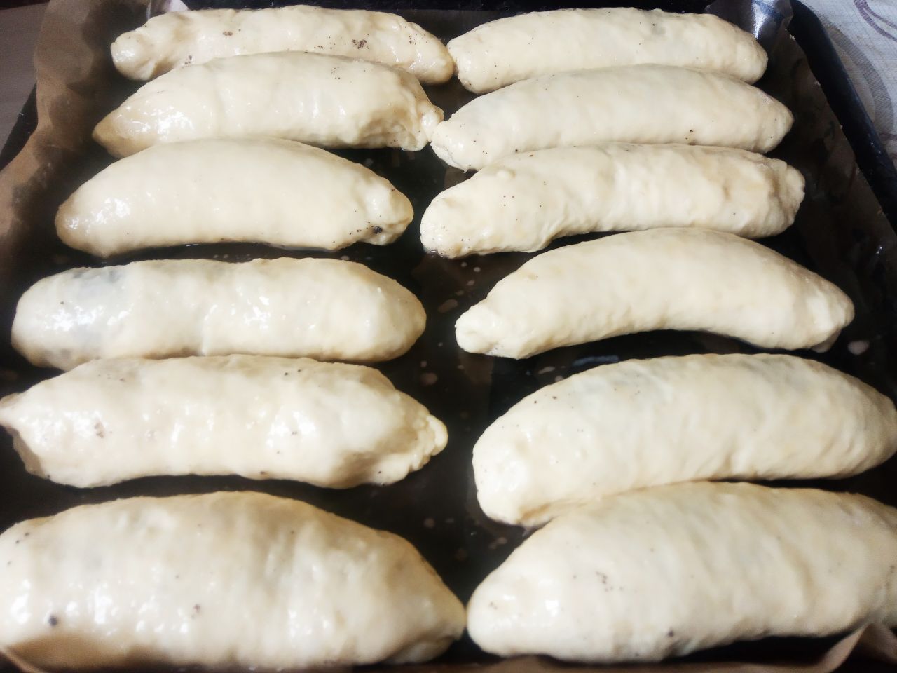 Булочки с начинкой из яблок и мака: Яйцо взбиваем и смазываем булочки кондитерской кисточкой.