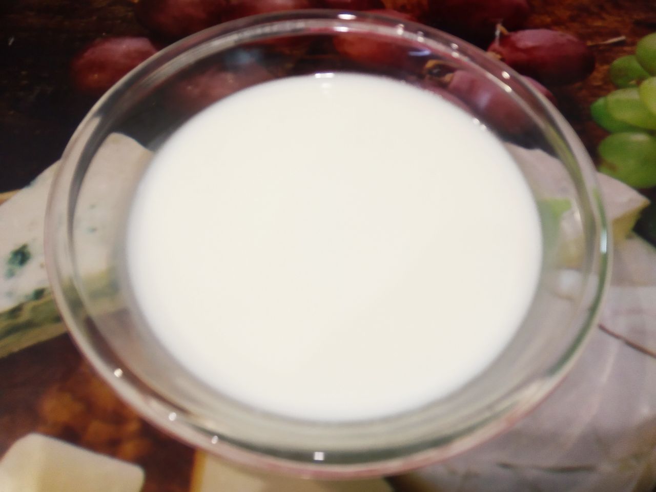 Простой рецепт коврижки с вареньем, просто и вкусно: Вливаем растительное масло, молоко и варенье, размешиваем.