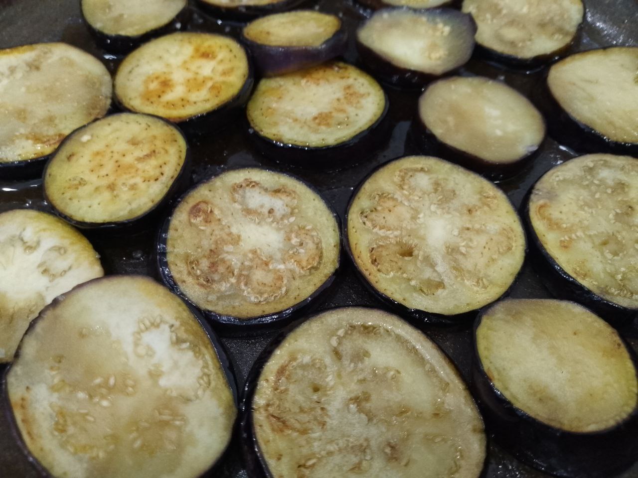 Баклажаны по-кубански, вкусные и аппетитные: Разогреваем сковороду с растительным маслом и обжариваем баклажаны с двух сторон. Обжаренные баклажаны