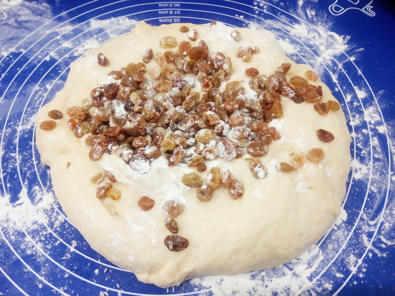 Булочки с начинкой из жареных яблок, изюма и корицы: Поднявшееся тесто разделяем на 2 части, одну больше, другую меньше. В большую часть теста кладем изюм