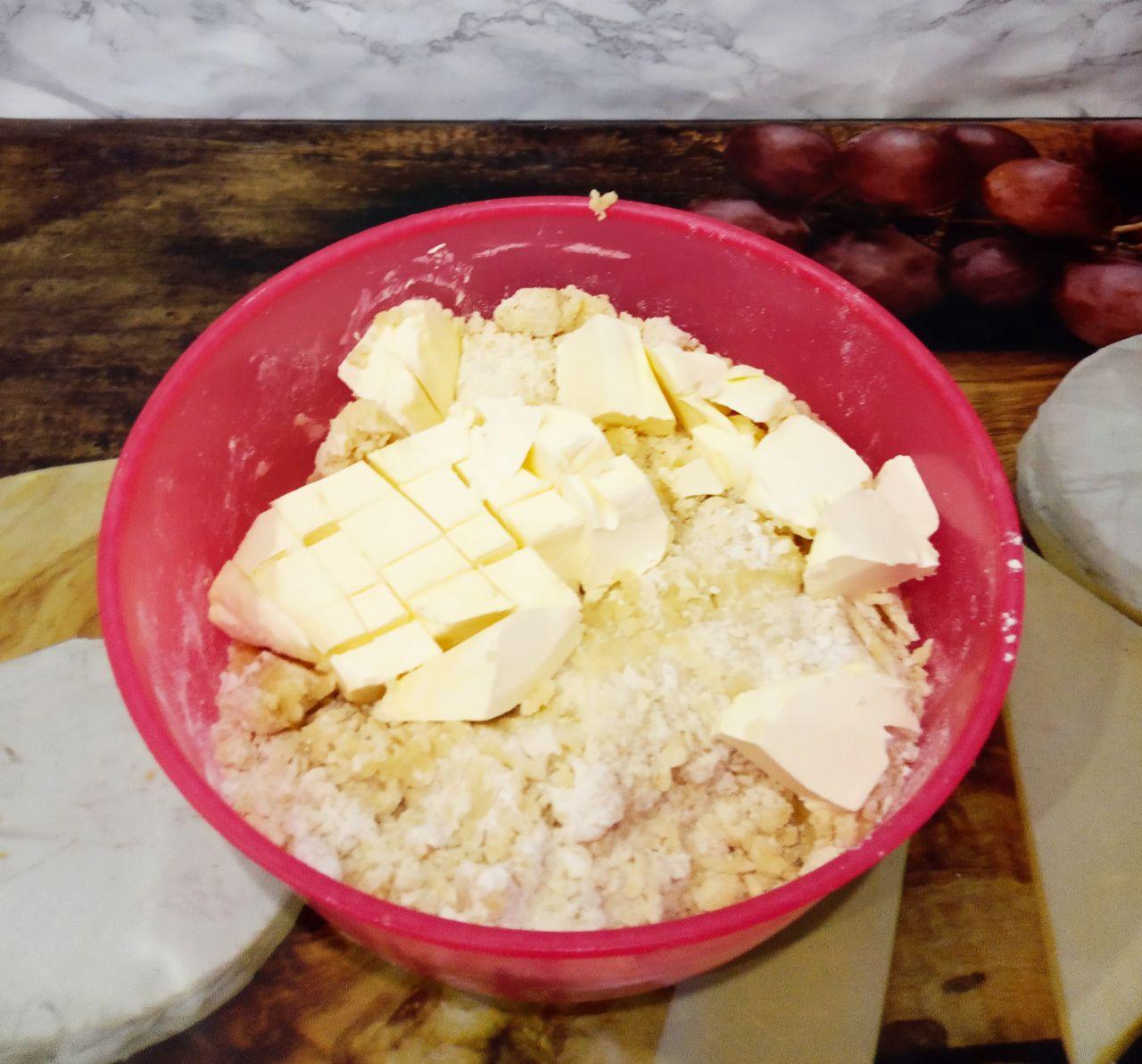 Вкусные и аппетитные сочни с творогом: Добавляем измельченный маргарин и замешиваем мягкое нежное тесто.
