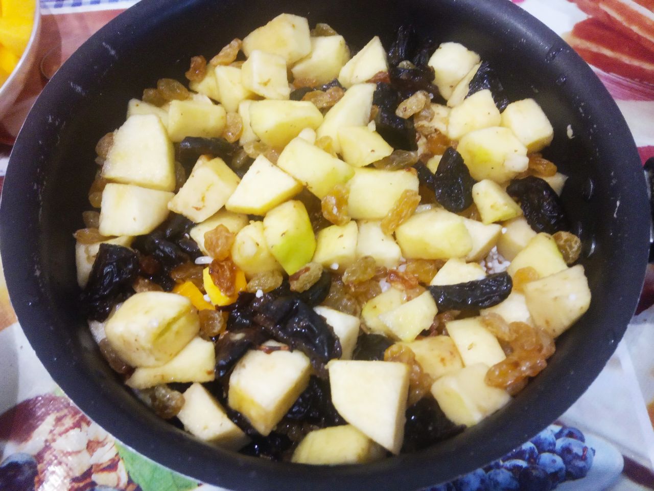 Плов  из тыквы и фруктов, полезный и вкусный: Сверху выкладываем подготовленную фруктовую смесь.