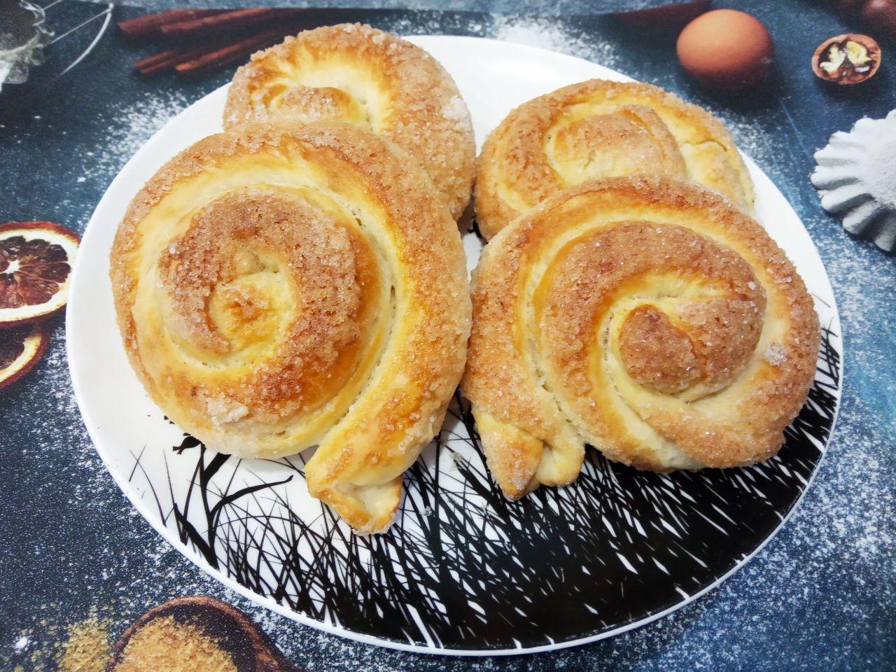Булочки с сахарной начинкой, просто и вкусно