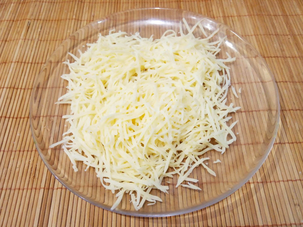 Шампиньоны с сыром, запеченные в духовке, вкусные и аппетитные: Твердый сыр натираем на средней терке.