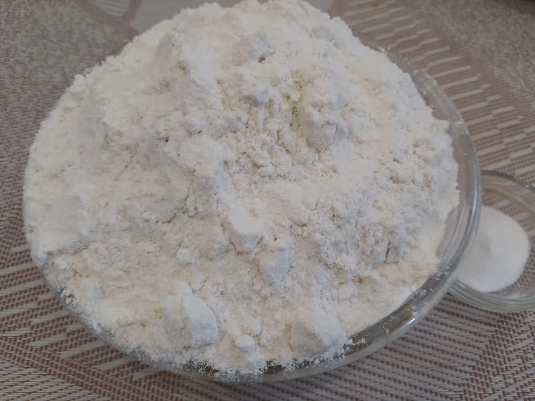 Песочное печенье в сахарной глазури и кунжуте: Муку смешиваем с разрыхлителем для теста и просеиваем через сито. Разрыхлитель для теста  можно заменить