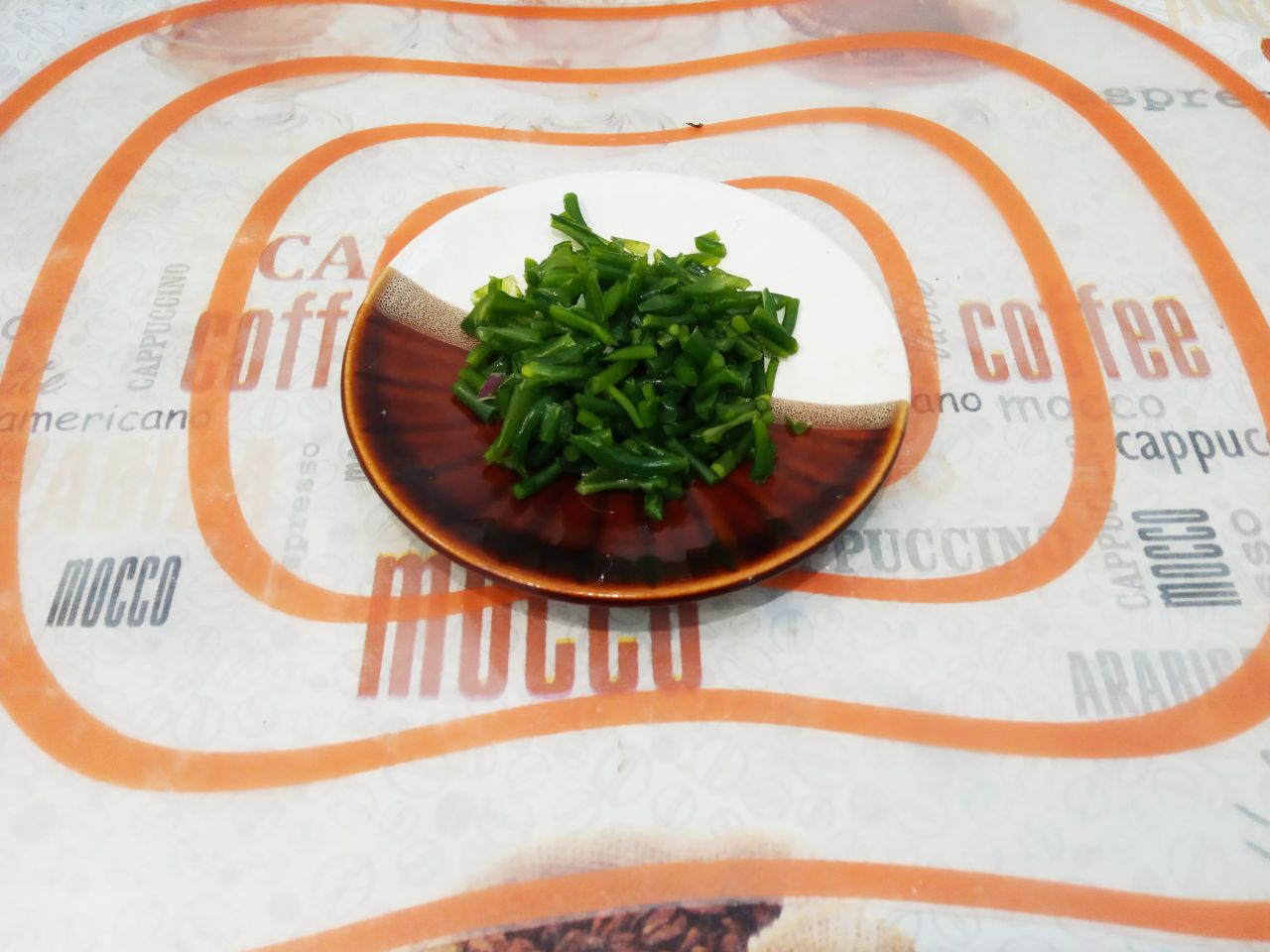 Тушеная чечевица со свининой и овощами, сытно и вкусно: Стрелки чеснока у меня тоже замороженные, разрезаем на полоски или добавляем свежий измельченный чеснок.