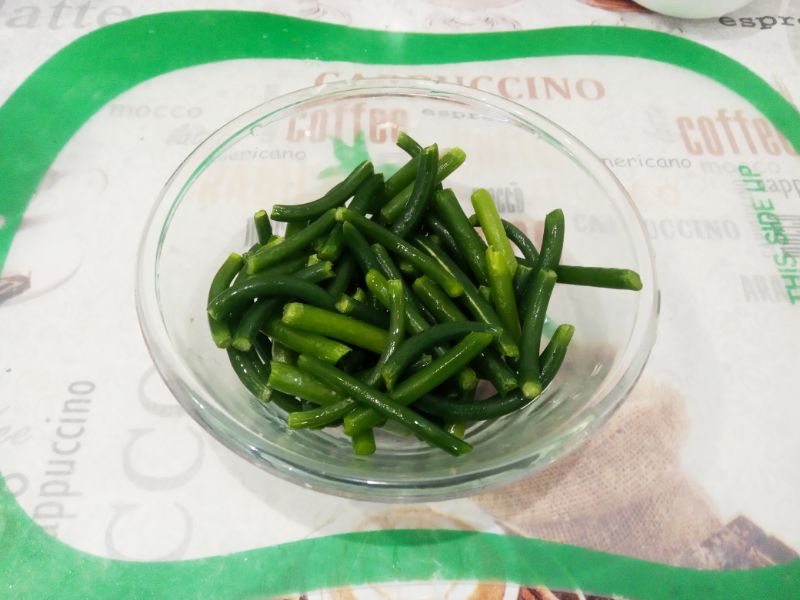 Тушеные замороженные овощи, полезно и вкусно: Стрелки чеснока нарезаем длиной 3- 4 см.