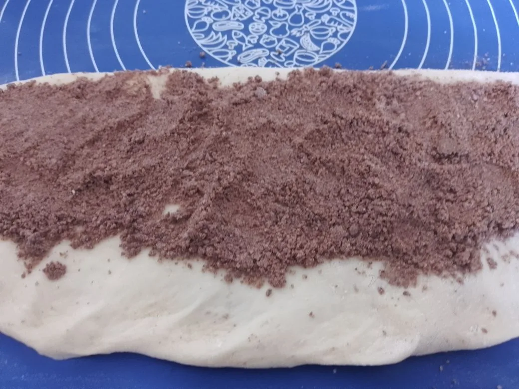 Булочки с начинкой из шоколадной крошки, воздушные и ароматные: Затем на половину теста распределяем шоколадную крошку и накрываем тестом.