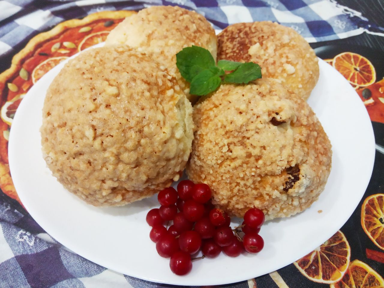 Булочки с изюмом в мучной крошке, воздушные и вкусные