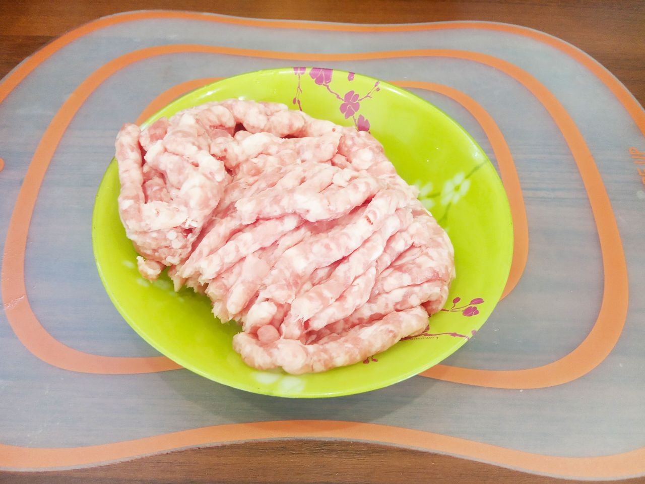 Ленивые беляши, просто и вкусно: Мясо промываем, просушиваем, разрезаем на кусочки и пропускаем через мясорубку или используем готовый фарш, в