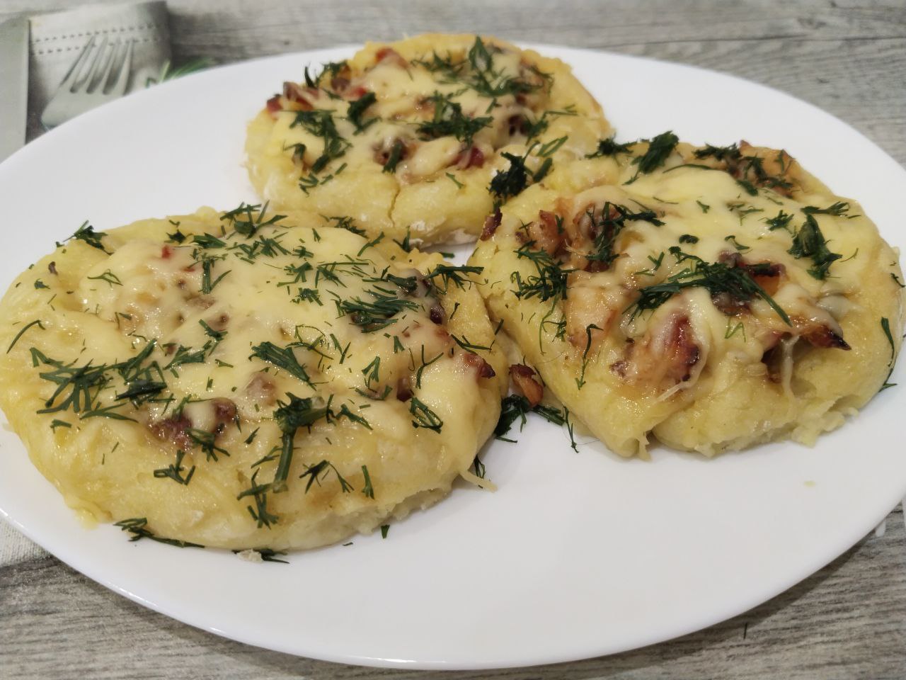 Картофельные гнёзда с мясной начинкой, сладким перцем и сыром