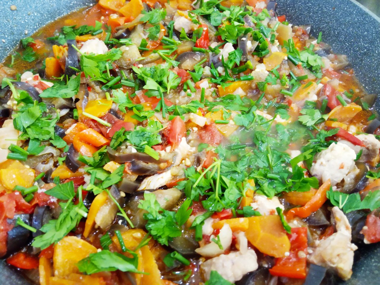 Тушеные баклажаны с овощами и филе: Посыпаем зеленью тушеные овощи и снимаем с огня.