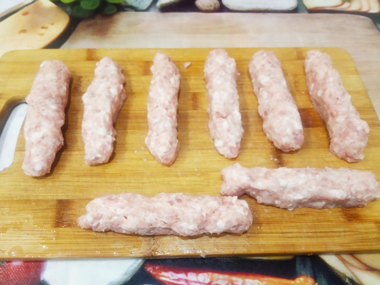 Мясные колбаски, жареные на сковороде, вкусные и аппетитные: Из каждой части формируем колбаски. У меня вышло 20 штук.