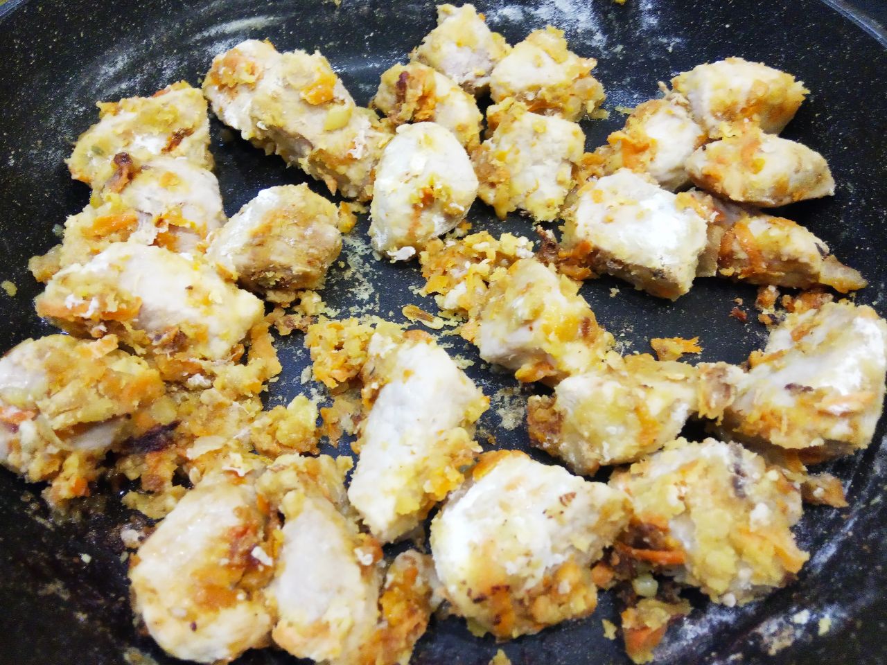 Картофель тушеный со свининой и овощами, сытный и аппетитный: Добавляем муку, солим и перчим по вкусу, хорошо перемешиваем и ещё обжариваем несколько минут.