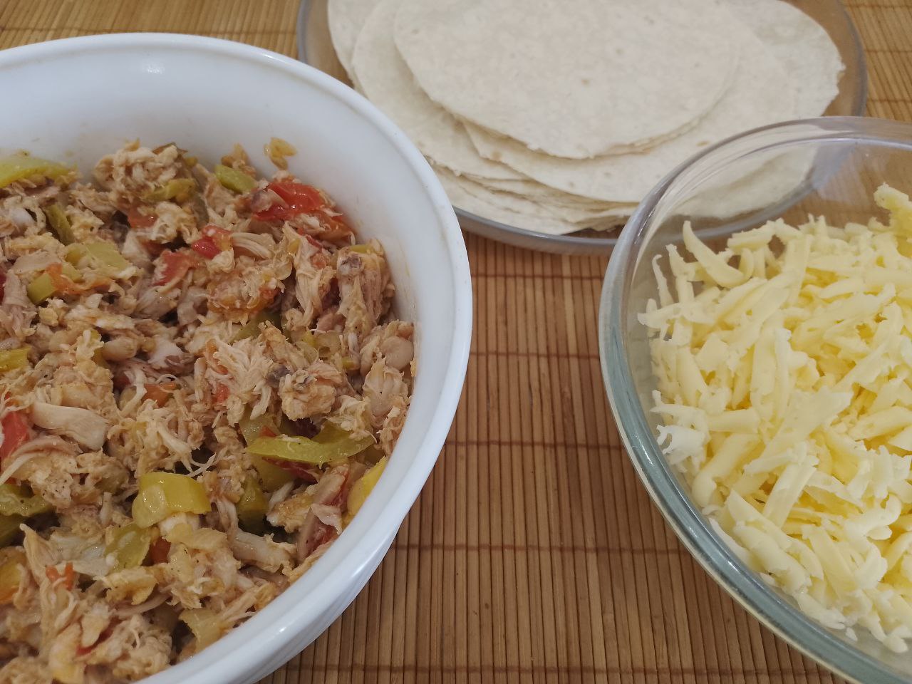 Лаваш запеченный в духовке, с начинкой из мяса, сыра и овощей, просто и вкусно
